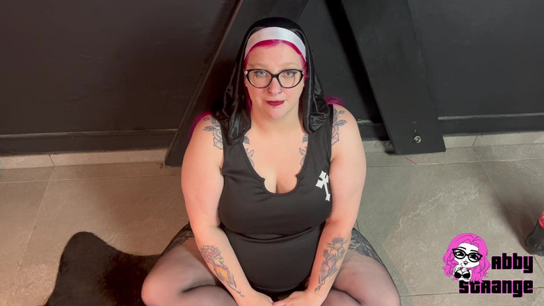 Abby Strange: 超下品!修道女の衣装を着てげっぷをします