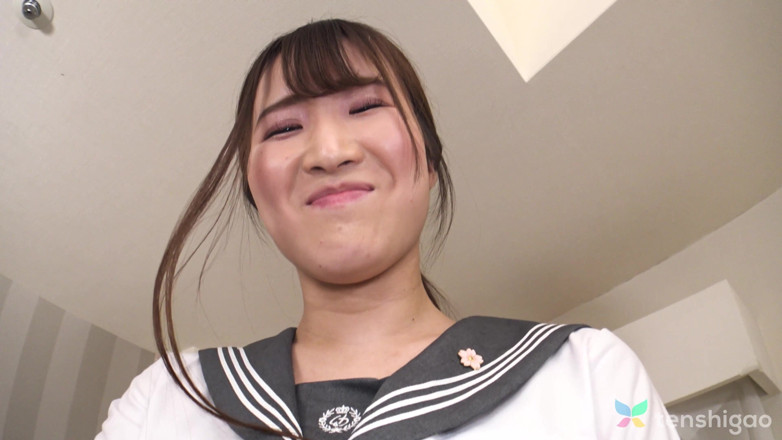 Tenshigao: Manami mette una uniforme studentessa del college per il footjob...