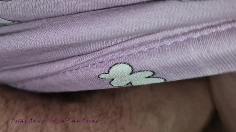 Petite blond your pure desire: Conocí a un tío en el bosque por la noche...