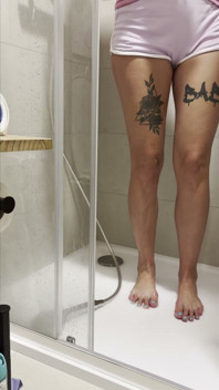 Tatuerade flickans rena bara fötter och långa tår