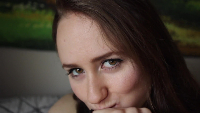 Lizzie Love: Jedzenie soczystej mandarynki