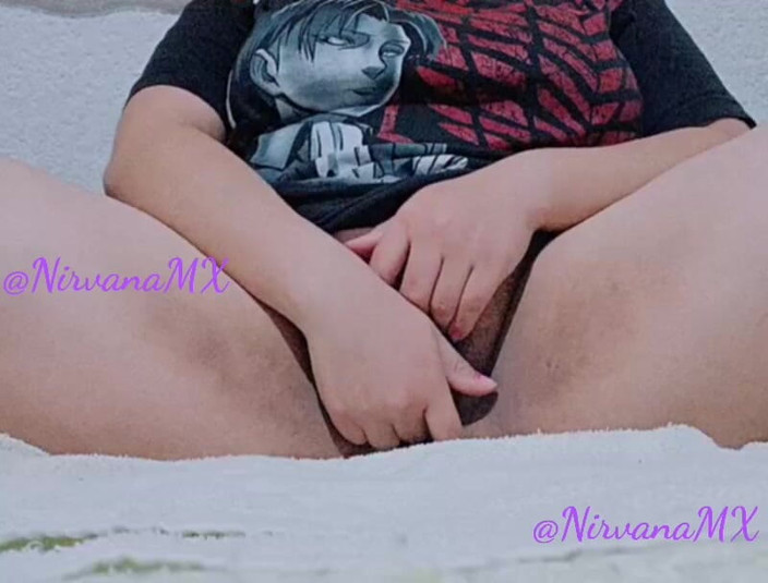 Nina Enji: Masturbiert mich, bis ich nass werde