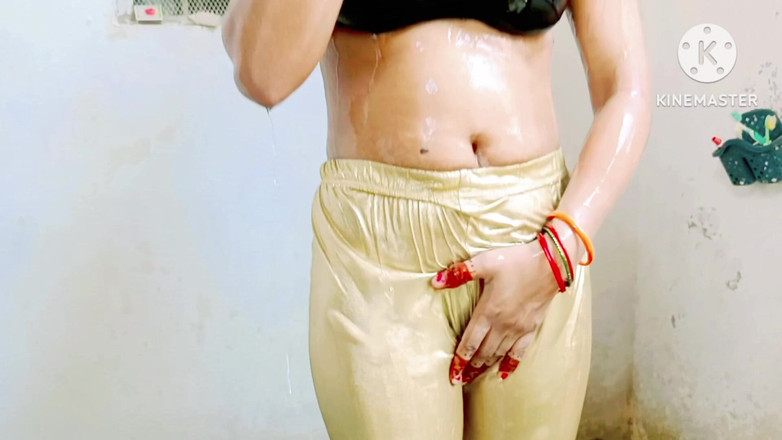 Ankurpriya000: Styvbror Fingered Didis röv medan han badar i hel varmt...