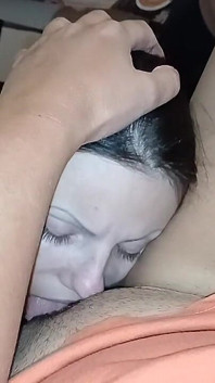 Jiran saya menjilat, menghisap, mencium pepek saya semasa suaminya mandi