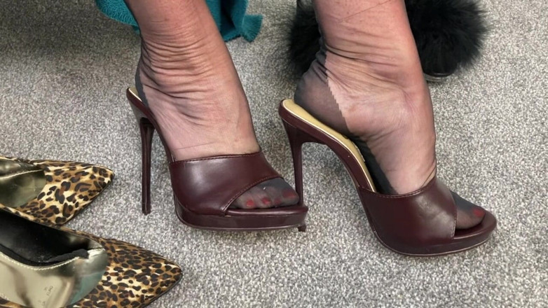 Mr MF: Mrs Mature Feet Wearing Her Original Harmony Points and Doing...