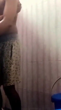Adik ipar India dientot sama abang iparnya di kamar mandi