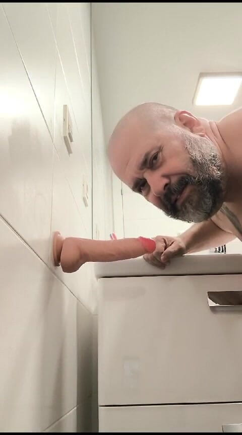 Asuspies6: Дилдо на стіні