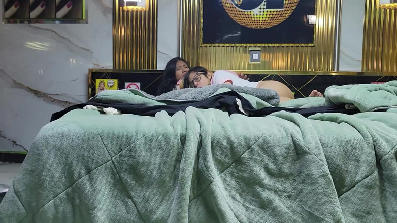 Crystal Phoenix: Dua gadis berseronok