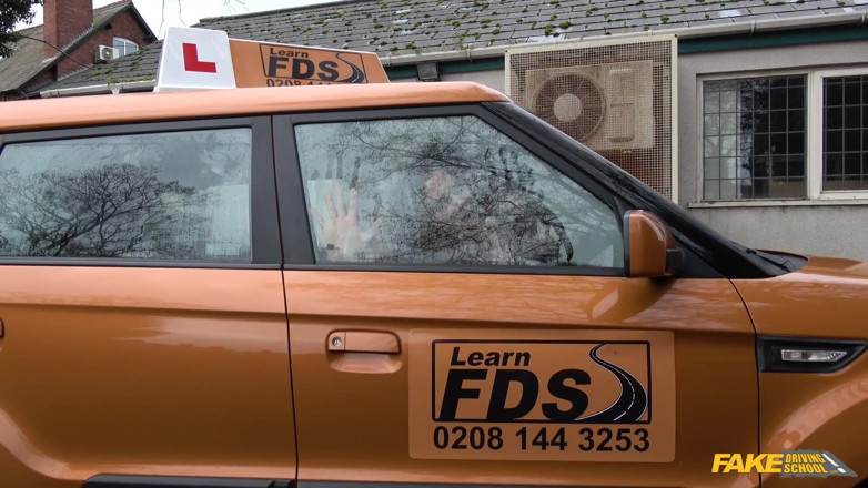 Fake Driving School: Școală de șoferi falsă - bruneta sexy cu țâțe mari Jasmine Jae îl expune...