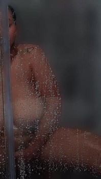 ジムの後、トイレで大きな胸を触るブルネットの女性