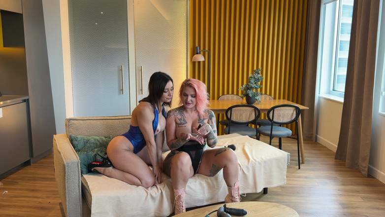 Valentina Bianco: Lesbian Sex with Anal Training