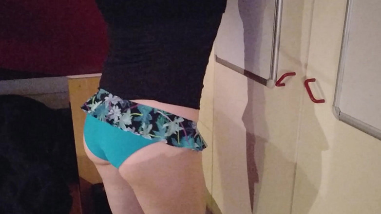 Joslin: シシー・ジョスリンがかわいいビキニで踊る