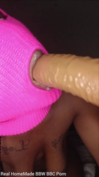 Je me suce la chatte avec un gros gode et des orgasmes gémissants
