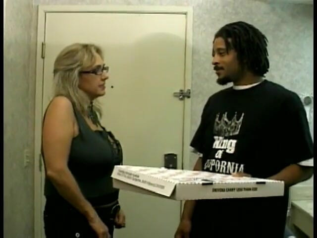 First Black Sexperience: Ragazzo nero che lavora come consegna della pizza fornisce servizi...