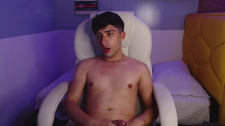 Diego_latinboy: Porno gucken beim masturbieren und kommen
