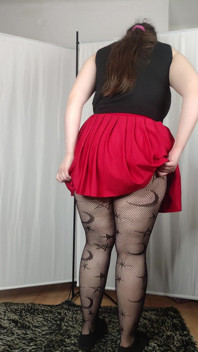 [4k] Prueban pantimedias estampadas y minifalda roja