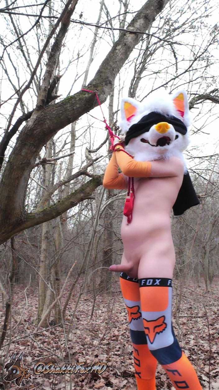 ShakkiFoxAD: Bondaged Mladý Twink Chčije v lese