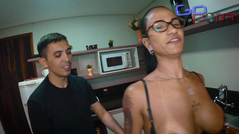 Go Porn: Sik kurye yarak alıyor ve müşterisini sikiyor