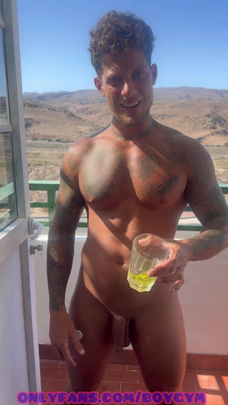 BoyGym: Piscia sul vetro della mia terrazza, i vicini possono beccarmi