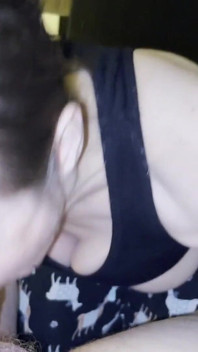 Sweetmarie tycker om att suga och tömma sin kuk