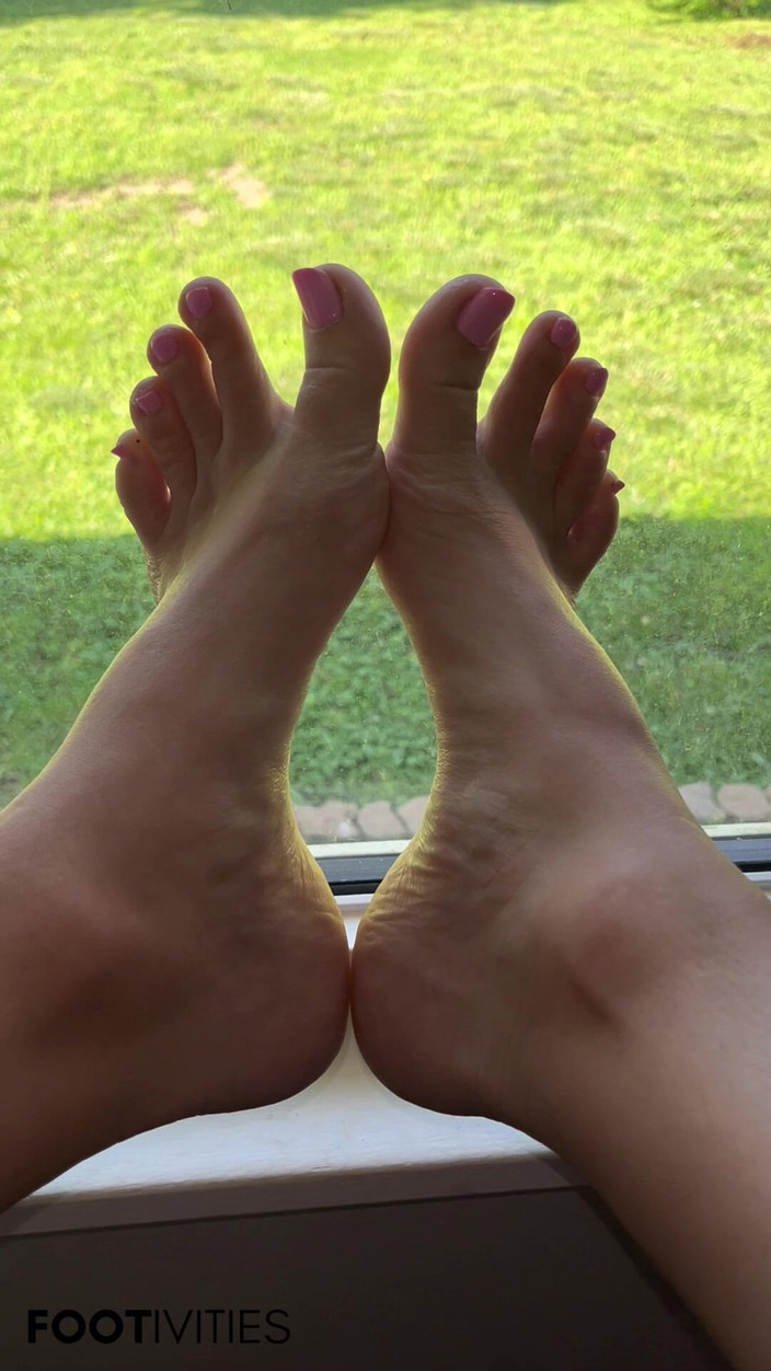 footivities: Ivys Feet on the Window