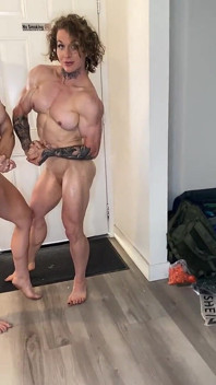 Mamans musclées flex nues huilées