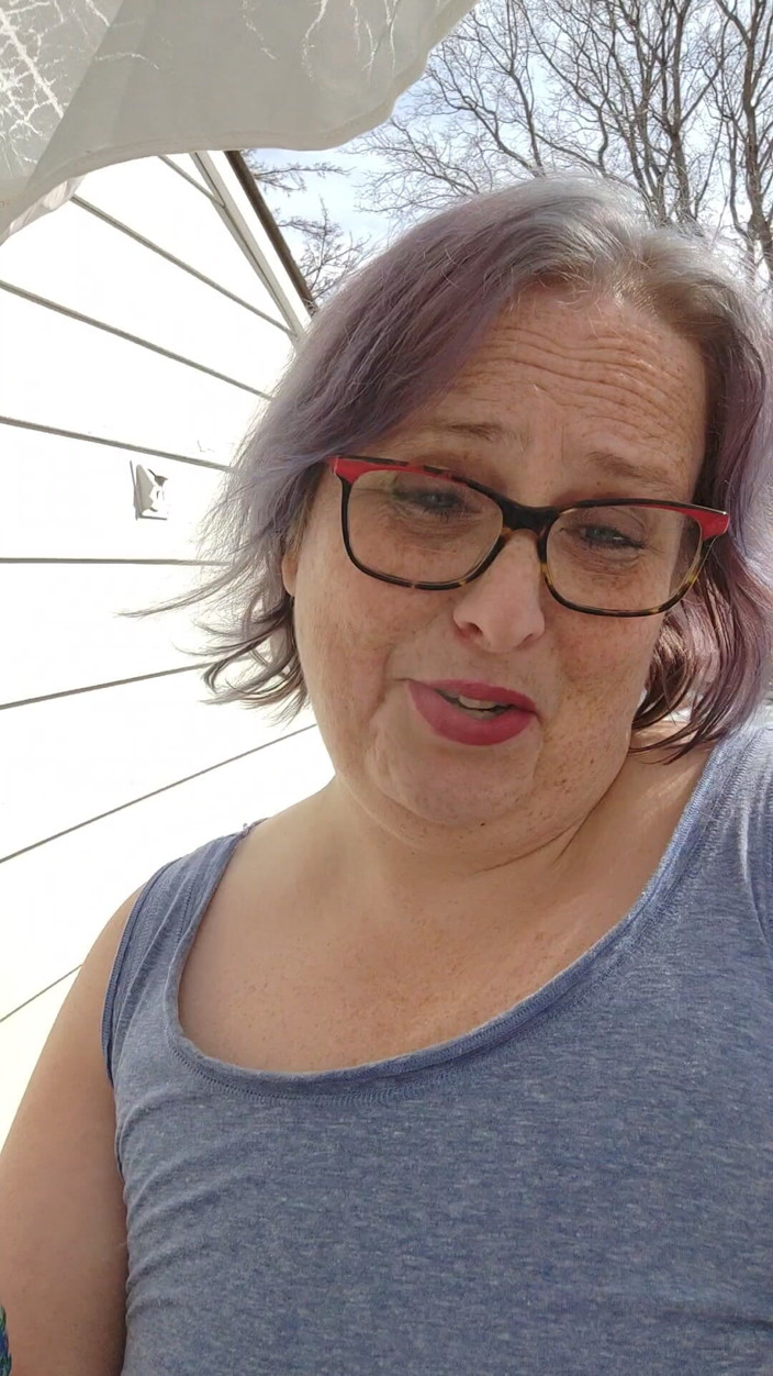 AngYourDirtyCanadian: Kalm buiten rookmoment met een speelse lippenstiftlook