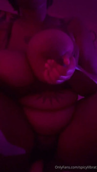 Solo ébano cavalgando vibrador