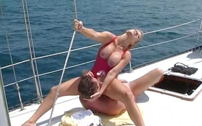 Busty X: Rondborstige babe heeft seks op de boot!