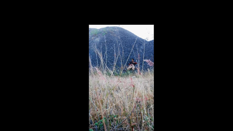 213san: Säkerhetsvakt på fritt fält pratar med sin flickvän tills de...