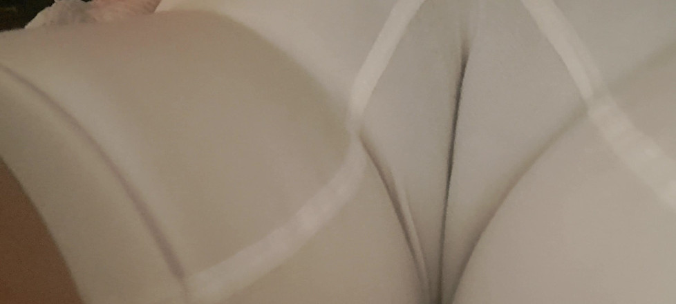 Mommy big hairy pussy: Die Linie der Vagina der MILF ist in ihrem Höschen...