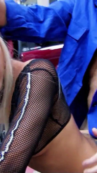 Blonde dünne melody wurde von chef in der werkstatt in den arsch gefickt