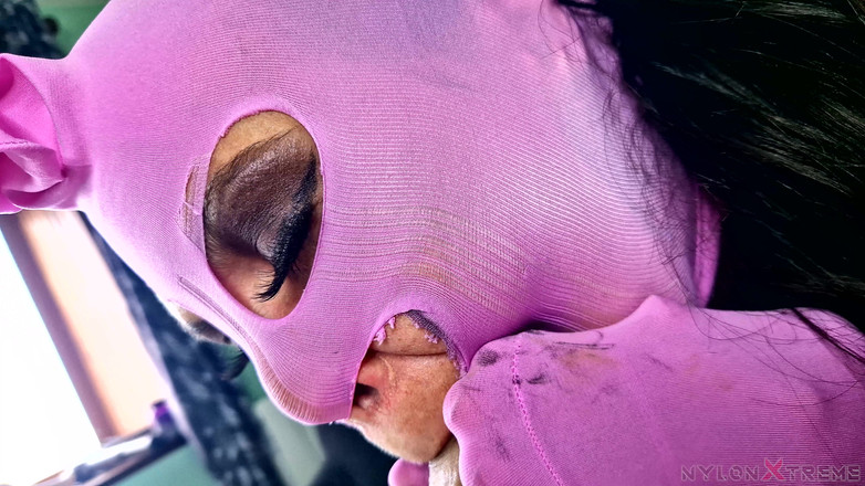 Nylon Xtreme: förstapersonsvy Katy Kat Rosa nylonhölje avsugning