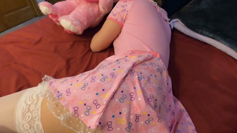 ScarlettRavenXO: Une belle-fille solitaire se rampe dans son lit avec son...