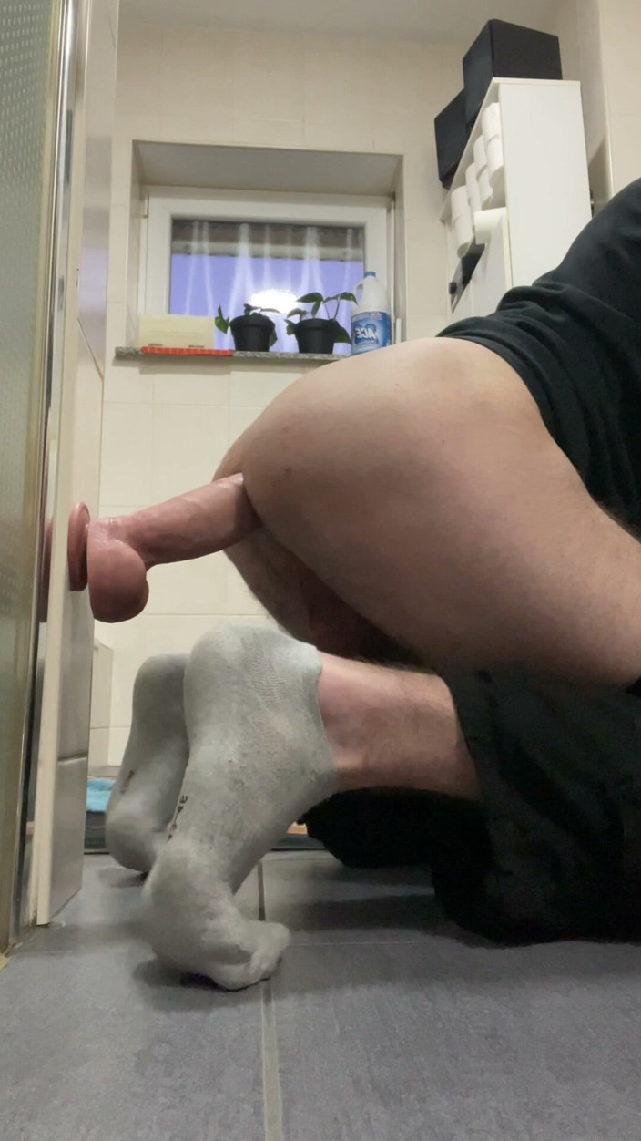 boyzxy212_2: Enorme Dildo! Mijn Gat Wordt Geopend Met De Gigantische Dildo
