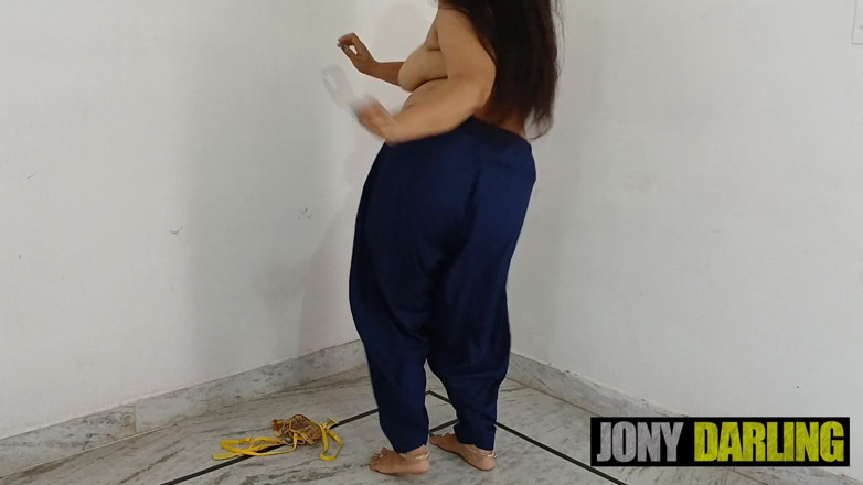 Jony Darling: Gasti, mujra indienne nue sur une chanson punjabi