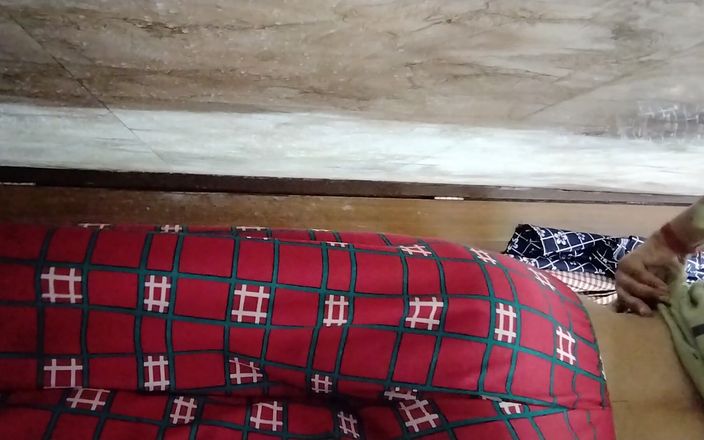 Riya Thakur: 家庭妻子在家里清洁她的阴户