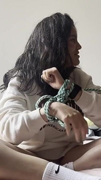 밧줄로 손을 묶고 여자 레슬링 경기를 하는 두 레즈비언 소녀
