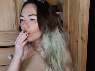 Asian wife homemade videos: La modesta sorellastra si fuma una sigaretta