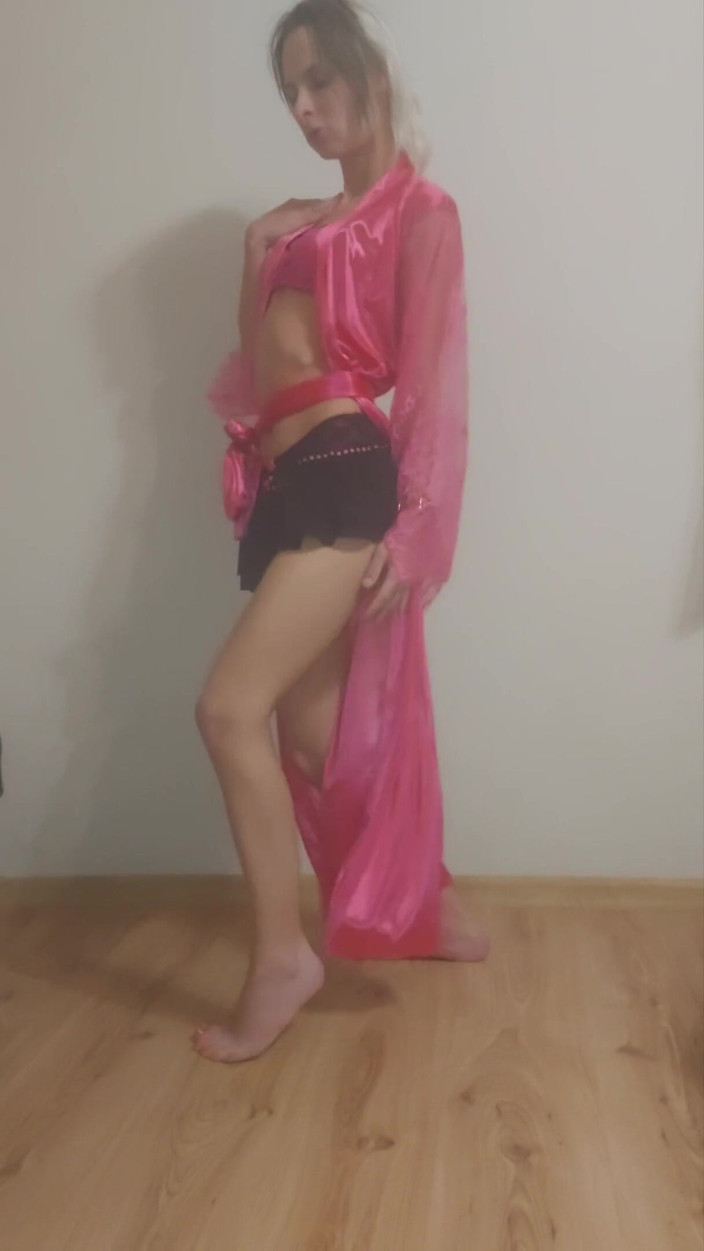 Wet Dripping Pussy: Sexy ragazza magra - calda danza del sesso, spogliarello con masturbazione.