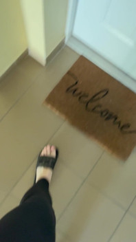 Nohy v žabkách a chůze v žabkách