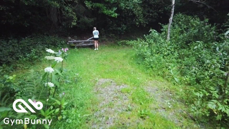 Gymbunny: Huisverlof uitgebuit - Geiler creampie aan de rand van het bos