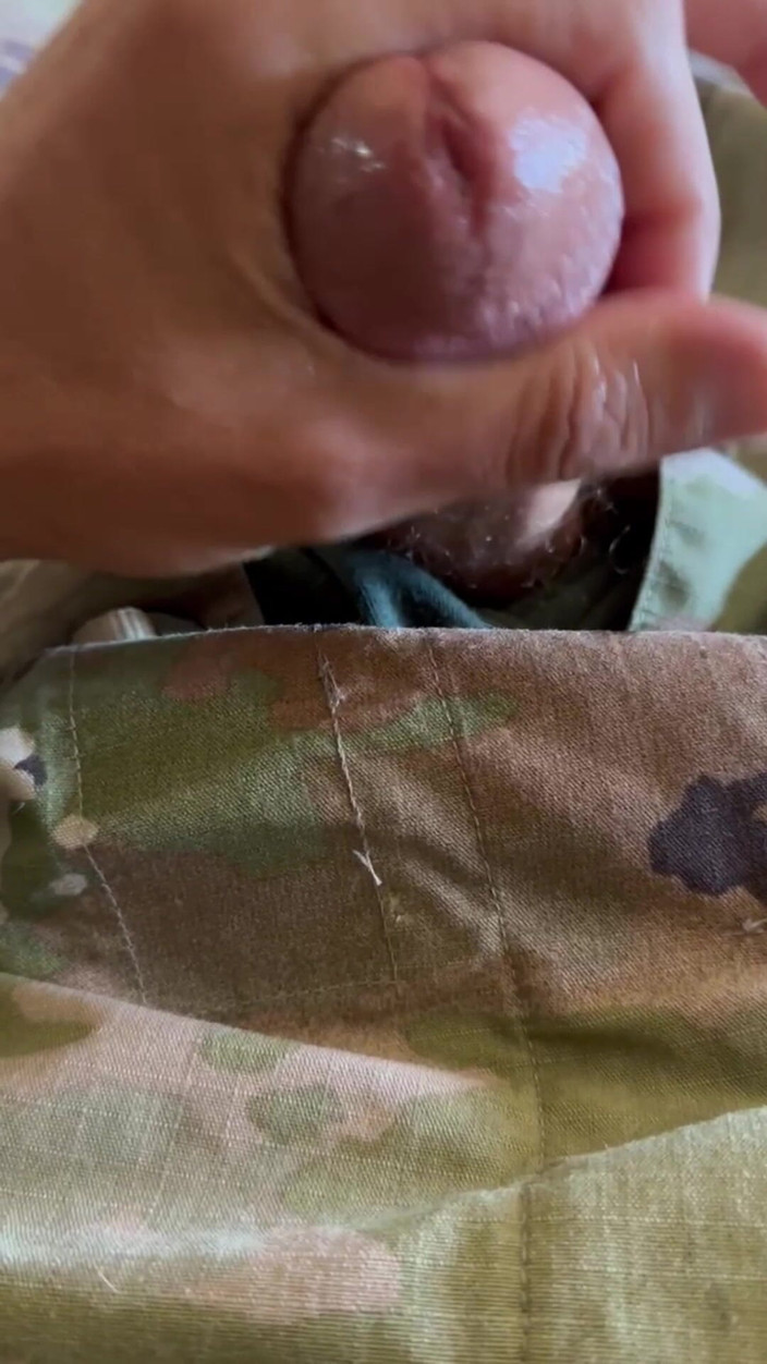 Gay Soldier Stuff: Żołnierz armii szarpiący się w mundurze ubrany w figi Tommy...