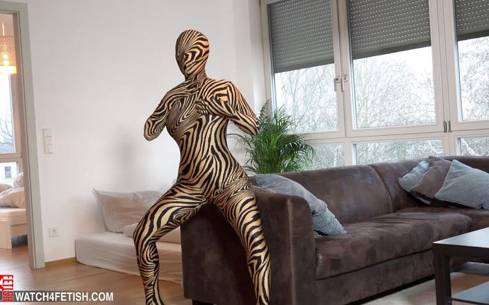 ZentaiDolls: Noite de tv em zentai