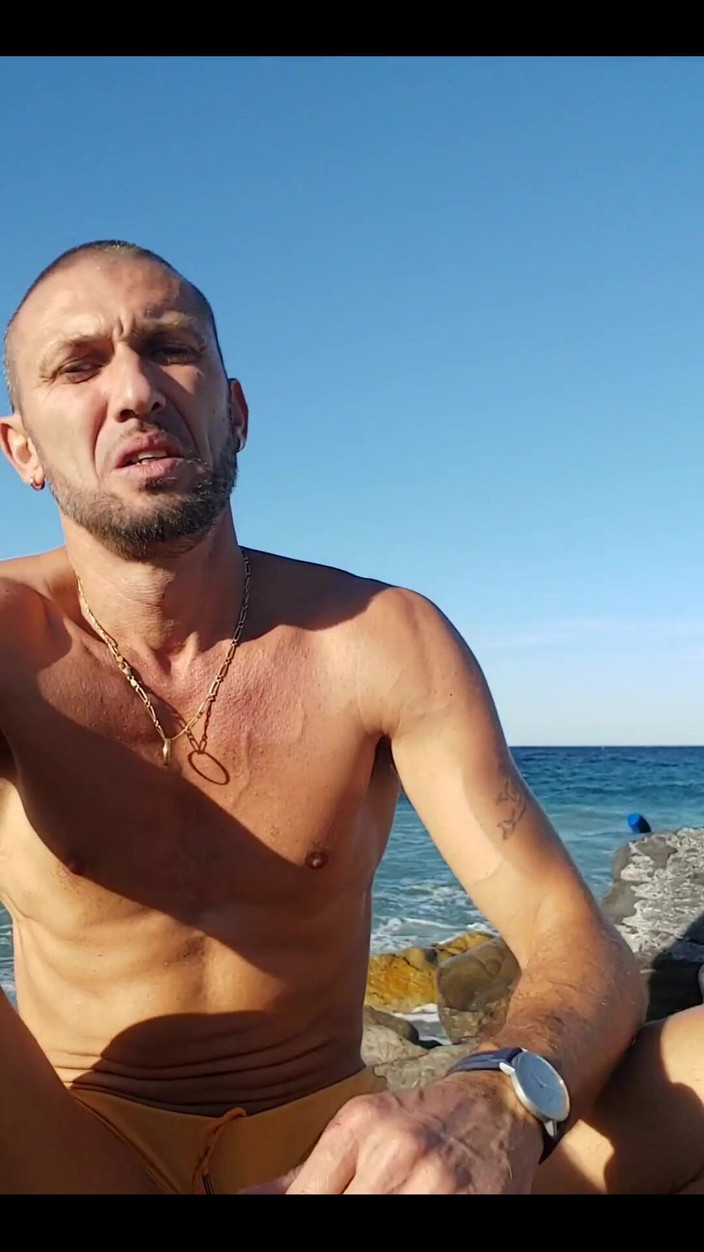 Boy jerking off: Di Pantai