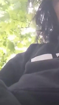 Jon Arteen, garçon adidas, fait des selfies, se branle la bite, le sperme coule de son gland juteux, la jolie fille excitée éjacule en gémissant
