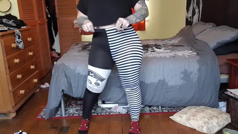 Tattooed Milfy Mama: PAWG fa stretchching e sborrata in leggings