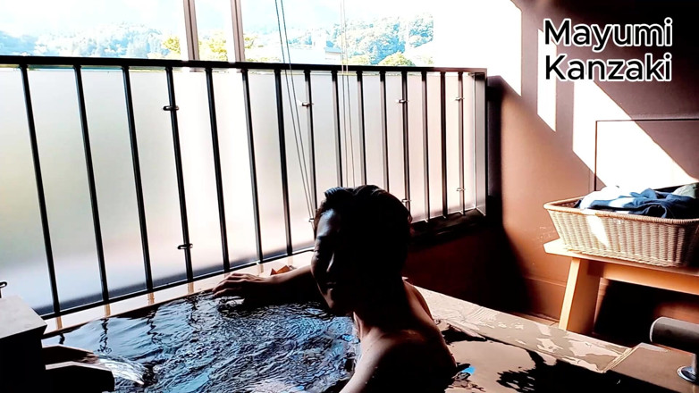 Mayumi Kanzaki: Seorang wanita yang sudah berkahwin mandi di bilik hotel