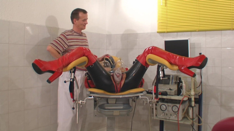 Rubber & Clinic Studio - 1ATOYS: Tam kauçukla tuhaf vakum pompalama