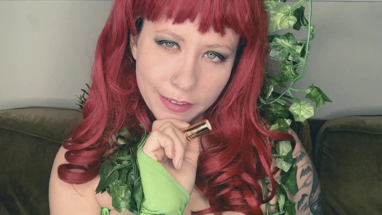 Deanna deadly: Ivys tease and poison kiss for POV superhero